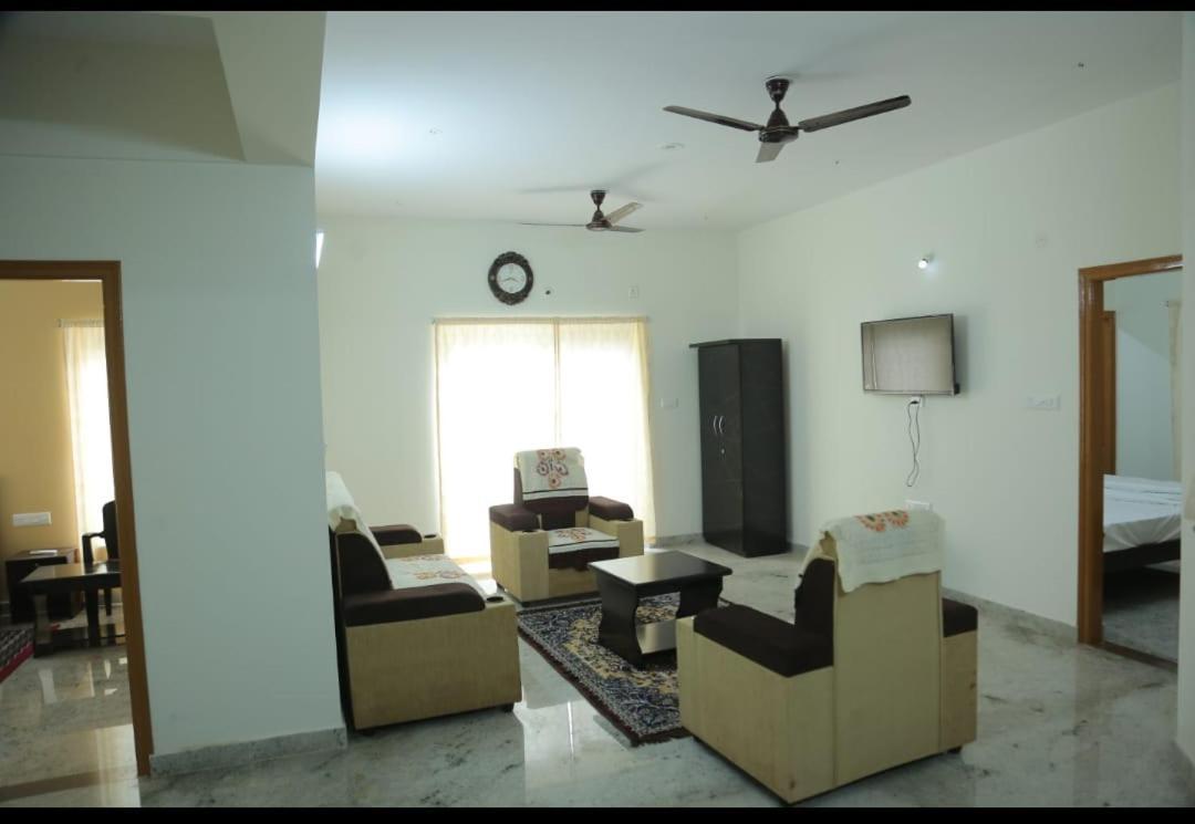 S V Home Stay Tirupati Luaran gambar